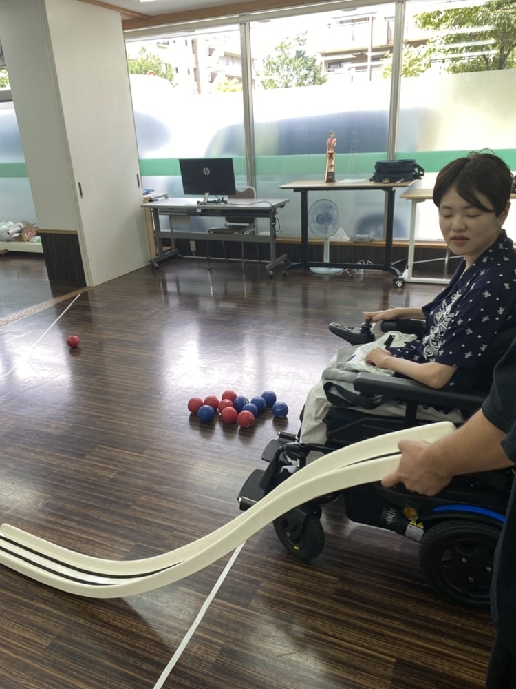 ランプスという器具を使い投球する当事者スタッフ